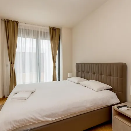 Athos Square Apartments 波德戈里察 外观 照片