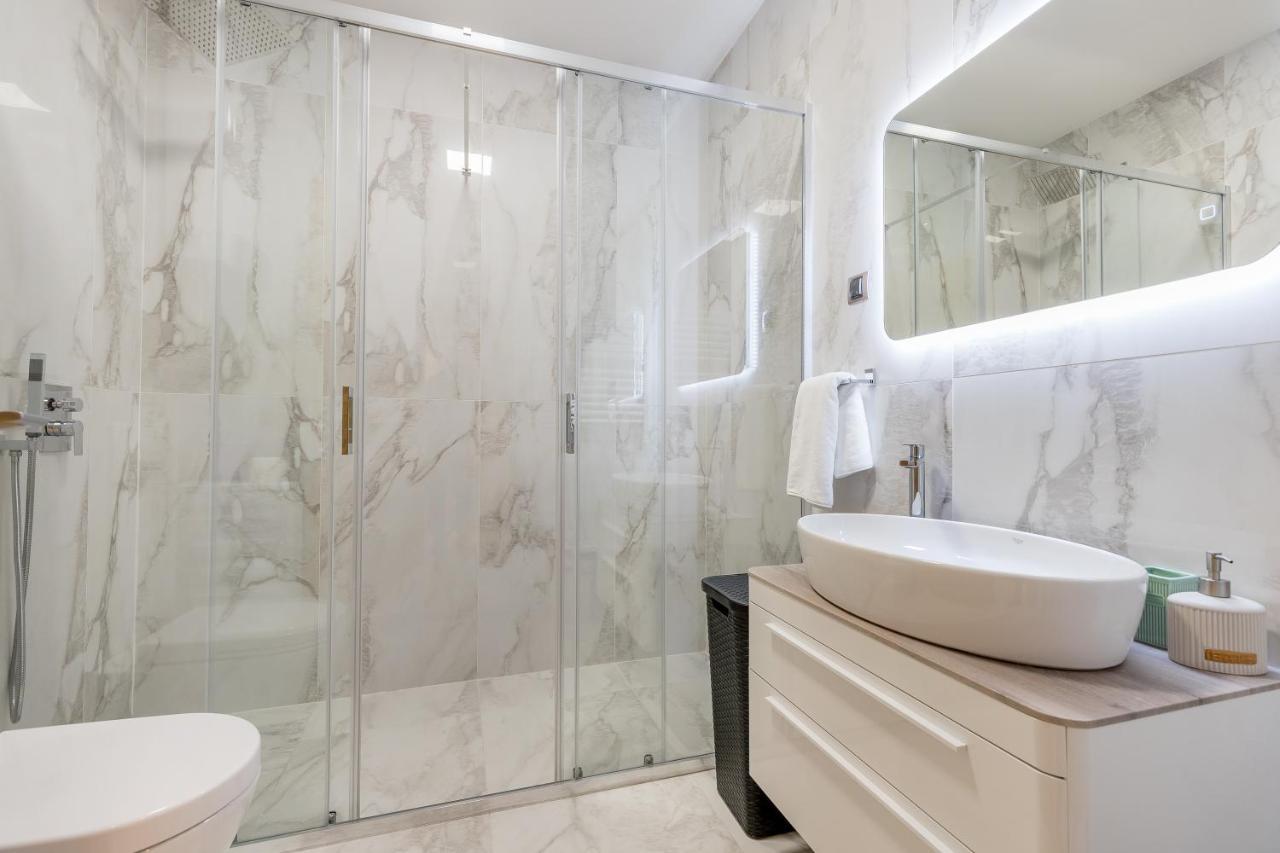 Athos Square Apartment *