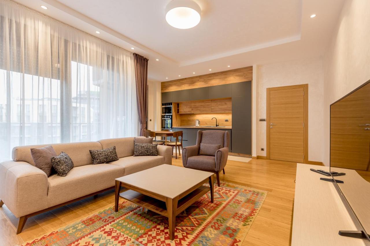 Athos Square Apartment *