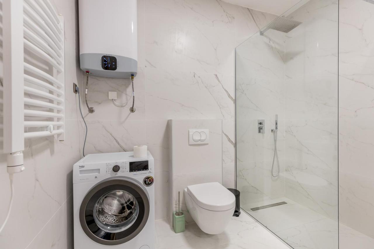Athos Square Apartment *